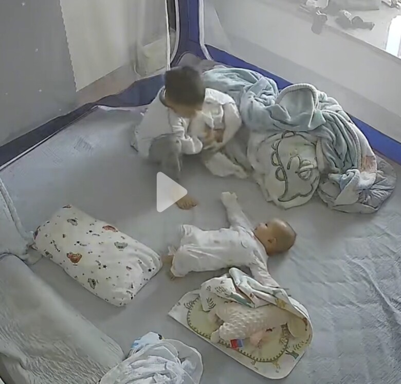 Đoạn camera ghi lại khoảnh khắc khiến cõi mạng hãi hùng, một em bé sơ sinh nằm vẫy vùng trên giường ngủ - 4