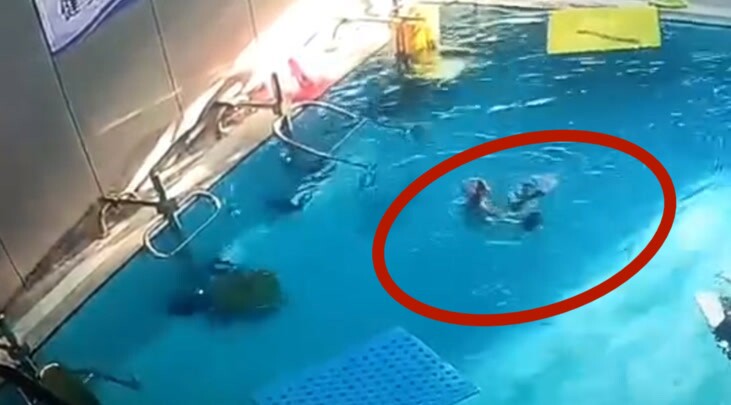 Đoạn video ghi lại giây phút thót tim ở hồ bơi, bé 5 tuổi bị đuối nước được cứu sống “kỳ diệu” - 2