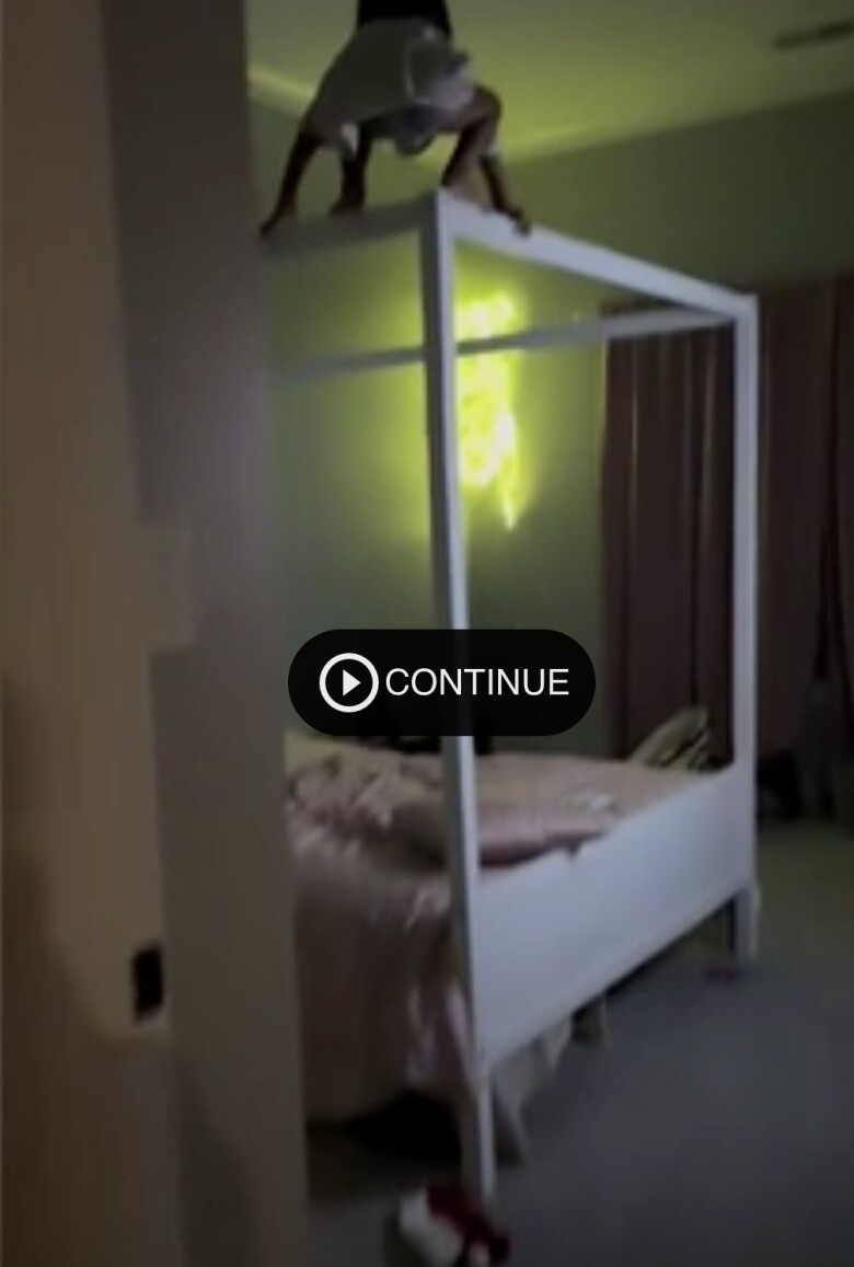 Đoạn video 62 triệu người xem: Bé gái đứng chênh vênh trên thanh sắt lúc nửa đêm, cảnh tượng sau đó bố mẹ thót tim - 1