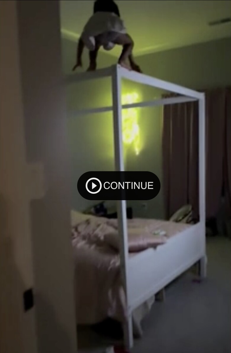 Đoạn video 62 triệu người xem: Bé gái đứng chênh vênh trên thanh sắt lúc nửa đêm, cảnh tượng sau đó bố mẹ thót tim - 2