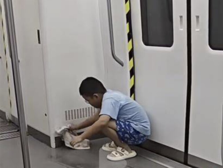 Đoạn video trên chuyến metro gây sốt cõi mạng, hành động của cặp mẹ con khiến tất cả hành khách nể phục - 4
