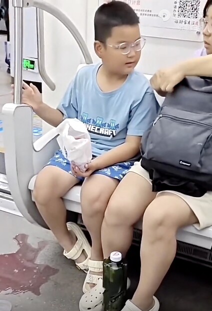 Đoạn video trên chuyến metro gây sốt cõi mạng, hành động của cặp mẹ con khiến tất cả hành khách nể phục - 2