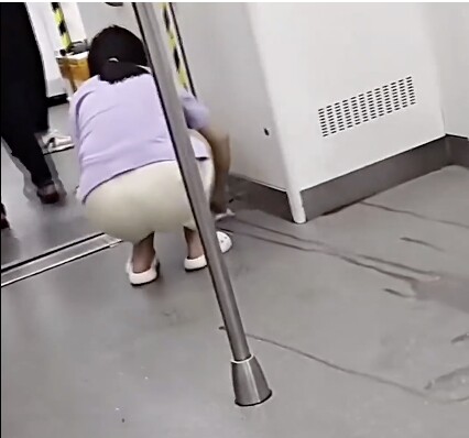 Đoạn video trên chuyến metro gây sốt cõi mạng, hành động của cặp mẹ con khiến tất cả hành khách nể phục - 3
