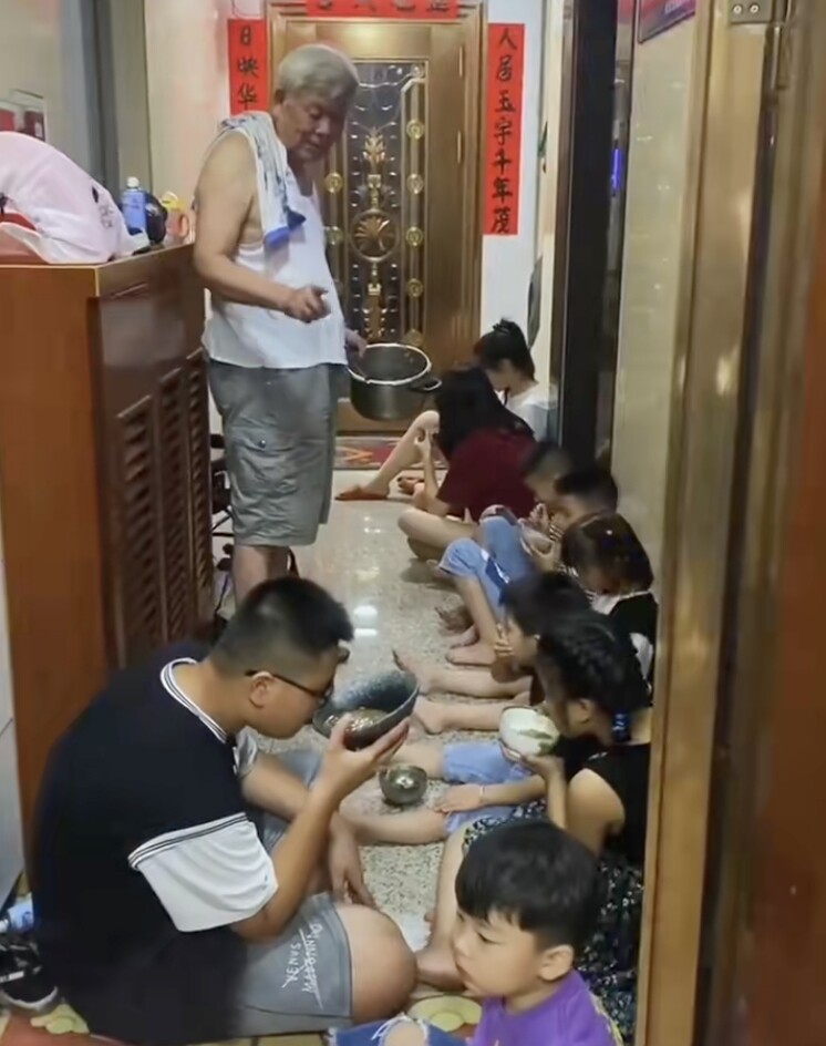 Đón 13 đứa cháu về quê nghỉ hè, ông nội U80 khiến cõi mạng nể phục khi chăm bầy cháu từ sáng đến tối - 1