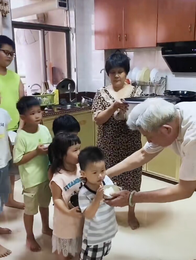 Đón 13 đứa cháu về quê nghỉ hè, ông nội U80 khiến cõi mạng nể phục khi chăm bầy cháu từ sáng đến tối - 4