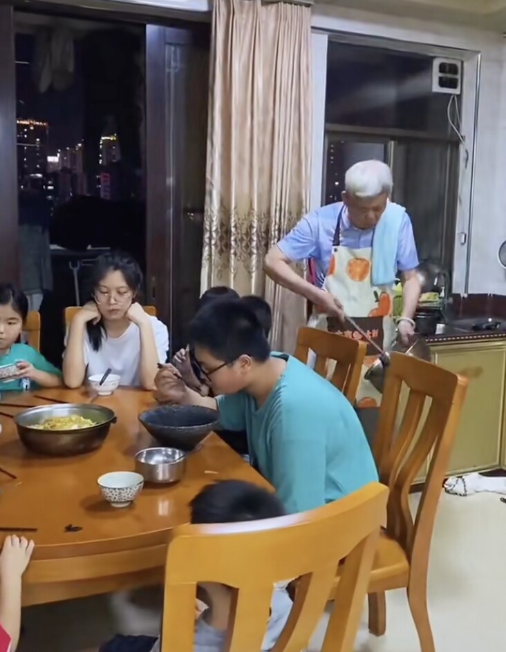 Đón 13 đứa cháu về quê nghỉ hè, ông nội U80 khiến cõi mạng nể phục khi chăm bầy cháu từ sáng đến tối - 8