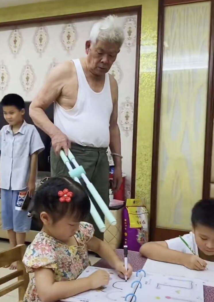 Đón 13 đứa cháu về quê nghỉ hè, ông nội U80 khiến cõi mạng nể phục khi chăm bầy cháu từ sáng đến tối - 9