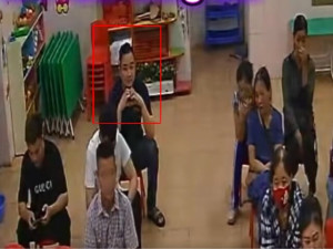 Vợ đăng video chồng có hành động "thả thính" khi đi họp phụ huynh, MXH bùng nổ