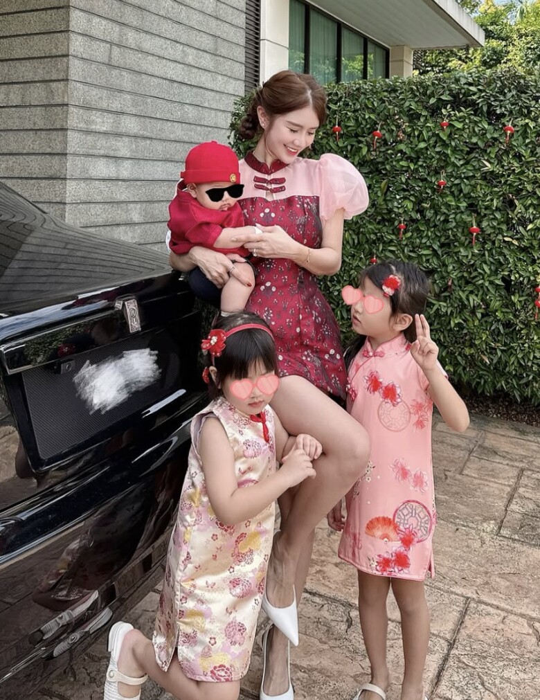 Lấy chồng đại gia, “nữ thần hàng không” rời làng giải trí làm mẹ sinh 3 con, cuộc sống sang chảnh - 4