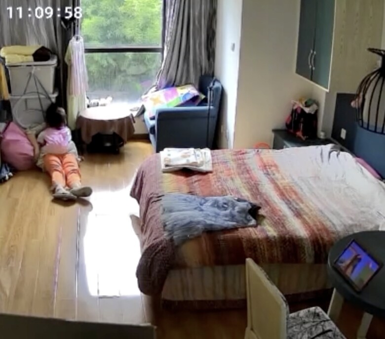 Mẹ bỉm ngất xỉu, camera ghi lại diễn biến hành động của con gái 3 tuổi khiến cõi mạng nể phục - 2