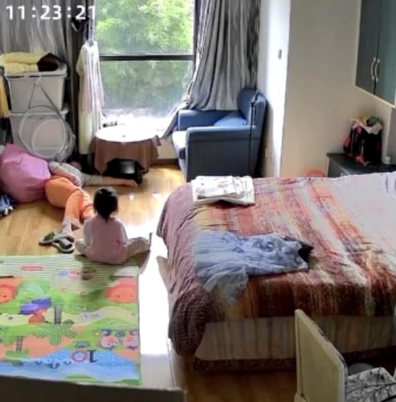 Mẹ bỉm ngất xỉu, camera ghi lại diễn biến hành động của con gái 3 tuổi khiến cõi mạng nể phục - 4