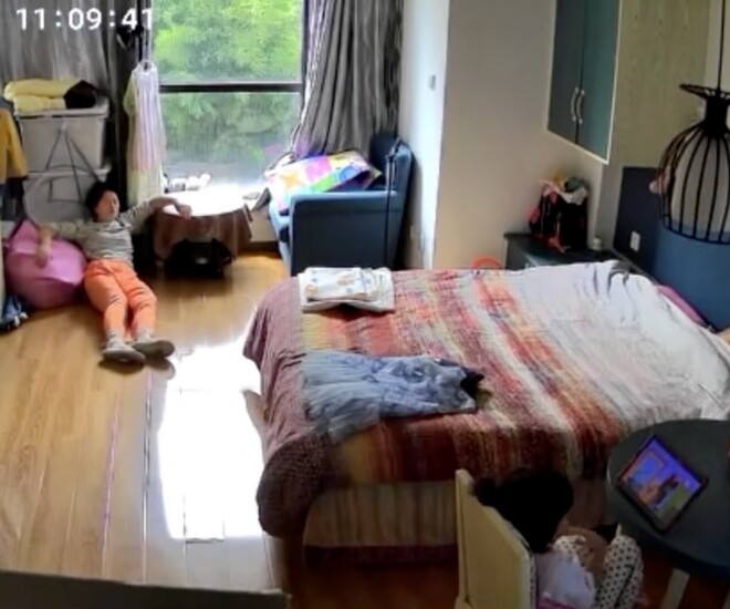 Mẹ bỉm ngất xỉu, camera ghi lại diễn biến hành động của con gái 3 tuổi khiến cõi mạng nể phục - 1