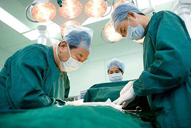 Mẹ phát hiện gần tai con xuất hiện một lỗ sâu khác thường liền tò mò bóp thử, không ngờ bác sĩ yêu cầu phẫu thuật ngay - 3