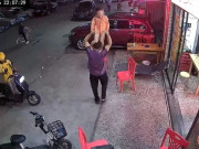Yêu con - Ông bố bế con trai cho đứng trên vai, vài giây sau đứa trẻ nhập viện khẩn cấp