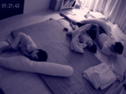 Yêu con - Camera ghi lại hành động khác biệt lúc nửa đêm của người đàn ông với các con khiến cõi mạng phẫn nộ