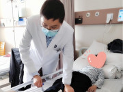 Yêu con - Cô giáo ở lớp gọi điện báo con gái không đi được, mẹ hoảng loạn khi nghe bác sĩ nói có nguy cơ liệt