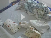 Yêu con - Đoạn camera ghi lại khoảnh khắc khiến cõi mạng hãi hùng, một em bé sơ sinh nằm vẫy vùng trên giường ngủ