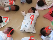 3 cô con gái sinh 3 cùng lúc, bà ngoại một mình chăm 9 cháu sơ sinh, ai nhìn cũng choáng