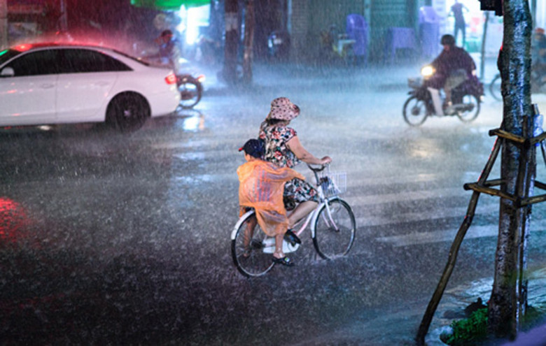 Mẹ có thể dầm mưa dãi nắng bao nhiêu cũng được, nhưng con thì không. Ở bên cạnh mẹ, con sẽ luôn được an toàn và che chở.