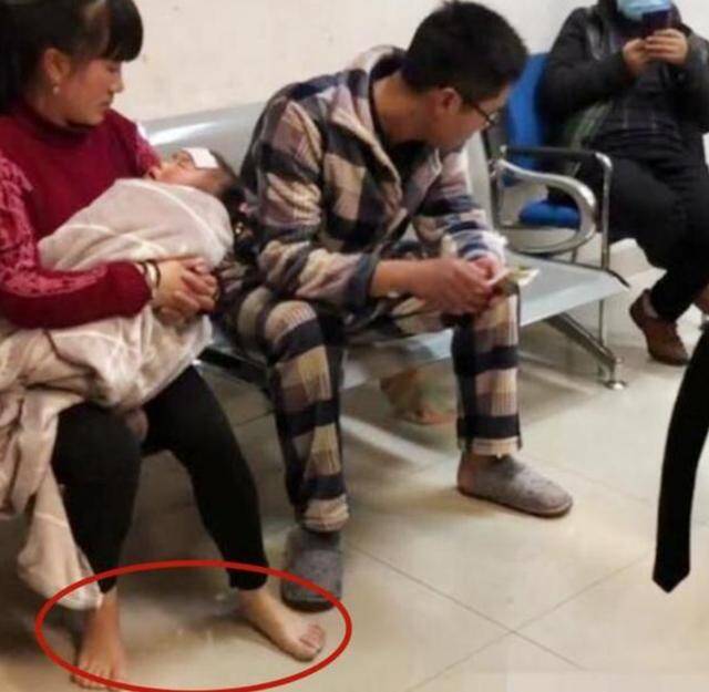 Mỗi lần con đau ốm nhập viện, mẹ hoảng loạn, lo đến sốt vó nên không còn để ý bất kỳ điều gì cả, đến dép còn quên mang vào.