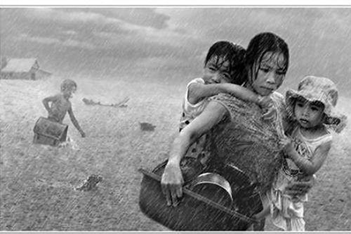Không có cơn bão lũ nào lớn bằng cơn bão lũ trong lòng mẹ những khi thấy các con còn nhỏ phải thiệt thòi. 