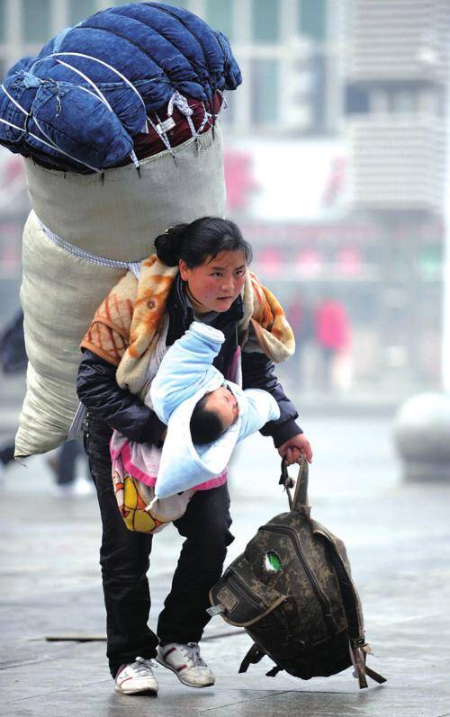 Mẹ gánh trên vai bao khổ nhọc, chỉ mong con có được một cuộc đời an yên, đủ đầy.
