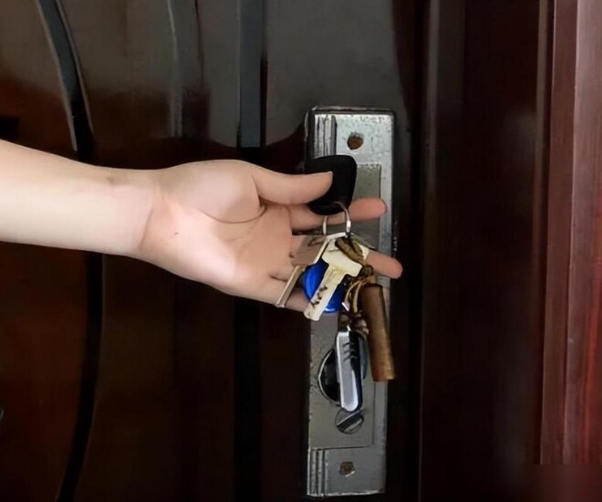 Người thông minh thường cắm chìa khóa vào cửa khi đi ngủ, tôi đã học theo ngay sau khi biết lý do - 1