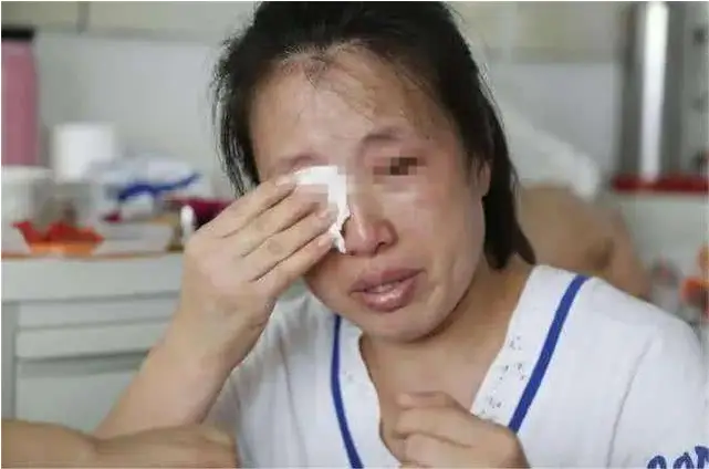 Nửa đêm thấy phòng con gái vẫn sáng đèn, mẹ đẩy cửa kiểm tra thấy con nằm gục trên bàn học, gọi mãi không dậy - 2