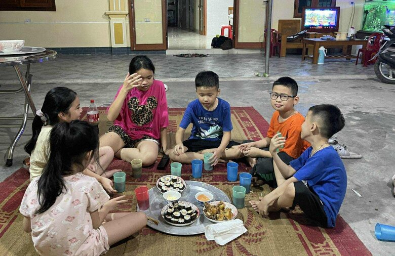 Ông nội Thái Bình 60 tuổi đón 7 cháu ở thành phố về quê, amp;#34;gây bãoamp;#34; với bảng nội quy xem Tivi điện thoại cho amp;#34;khối nghỉ hèamp;#34; cực đỉnh - 6