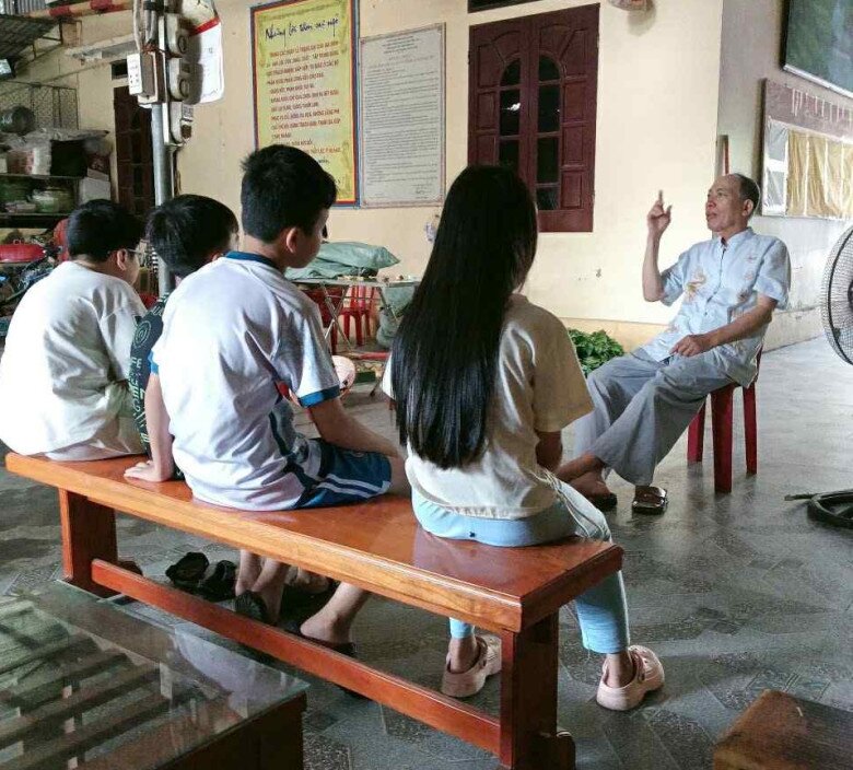 Ông nội Thái Bình 60 tuổi đón 7 cháu ở thành phố về quê, amp;#34;gây bãoamp;#34; với bảng nội quy xem Tivi điện thoại cho amp;#34;khối nghỉ hèamp;#34; cực đỉnh - 4