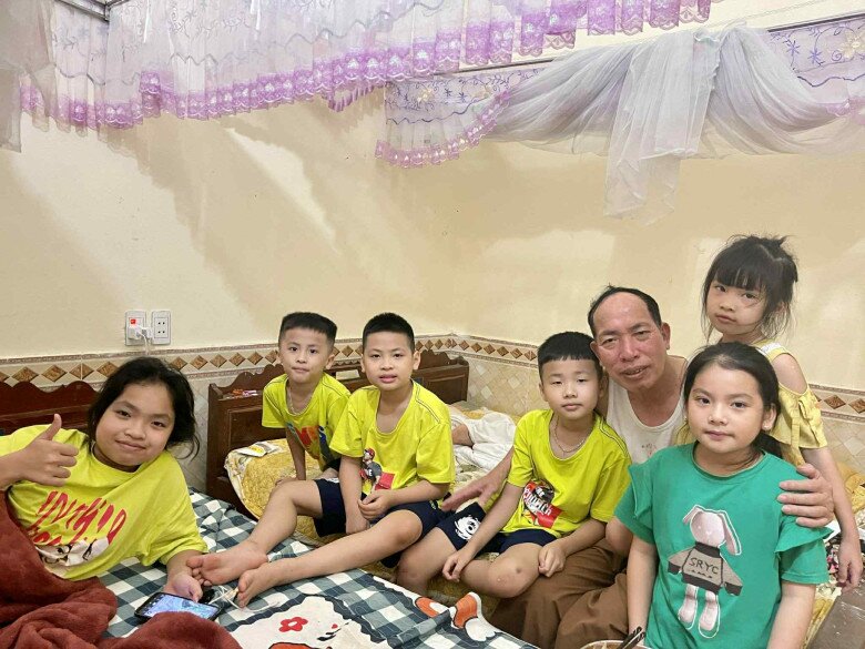 Ông nội Thái Bình 60 tuổi đón 7 cháu ở thành phố về quê, amp;#34;gây bãoamp;#34; với bảng nội quy xem Tivi điện thoại cho amp;#34;khối nghỉ hèamp;#34; cực đỉnh - 5