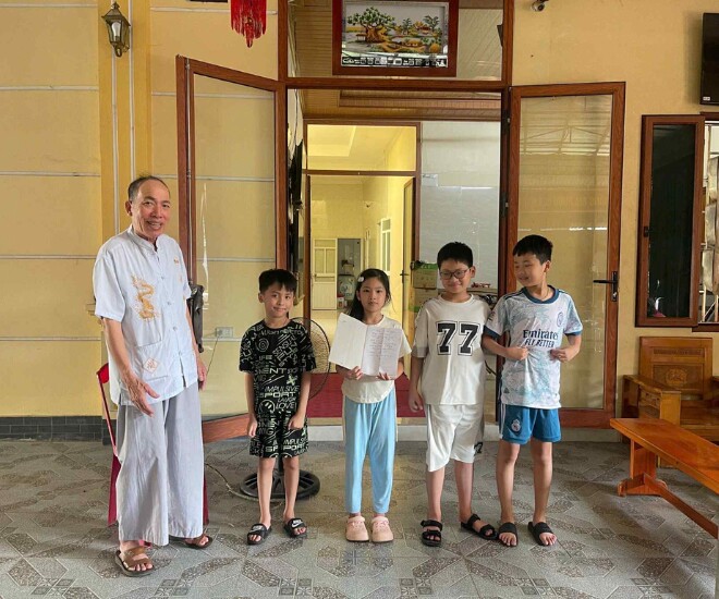 Ông nội Thái Bình 60 tuổi đón 7 cháu ở thành phố về quê, amp;#34;gây bãoamp;#34; với bảng nội quy xem Tivi điện thoại cho amp;#34;khối nghỉ hèamp;#34; cực đỉnh - 1