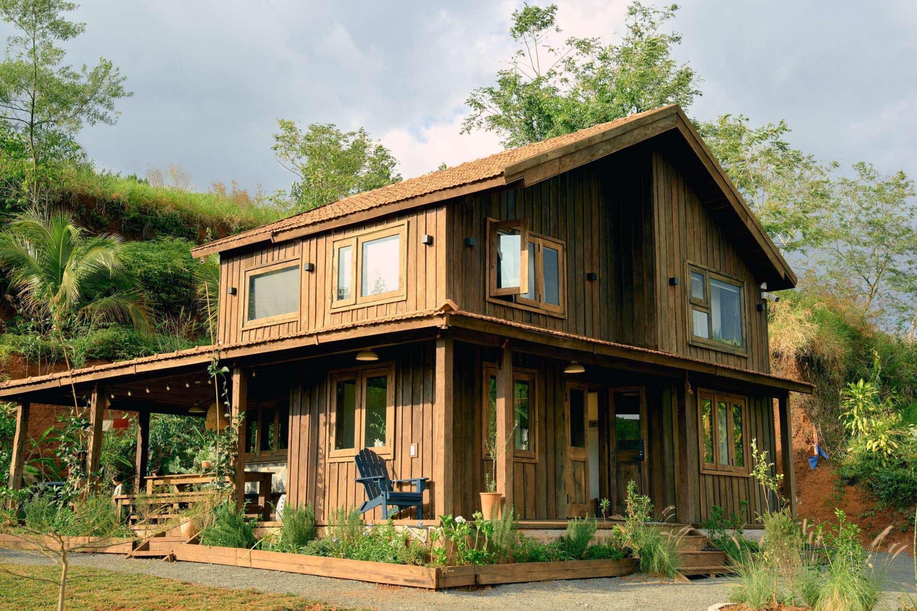 Cặp vợ chồng trẻ xây nhà gỗ rộng 1.000m2 trên cao nguyên Bảo Lộc, vừa đẹp vừa thơ mộng, không gian cực chữa lành - 1