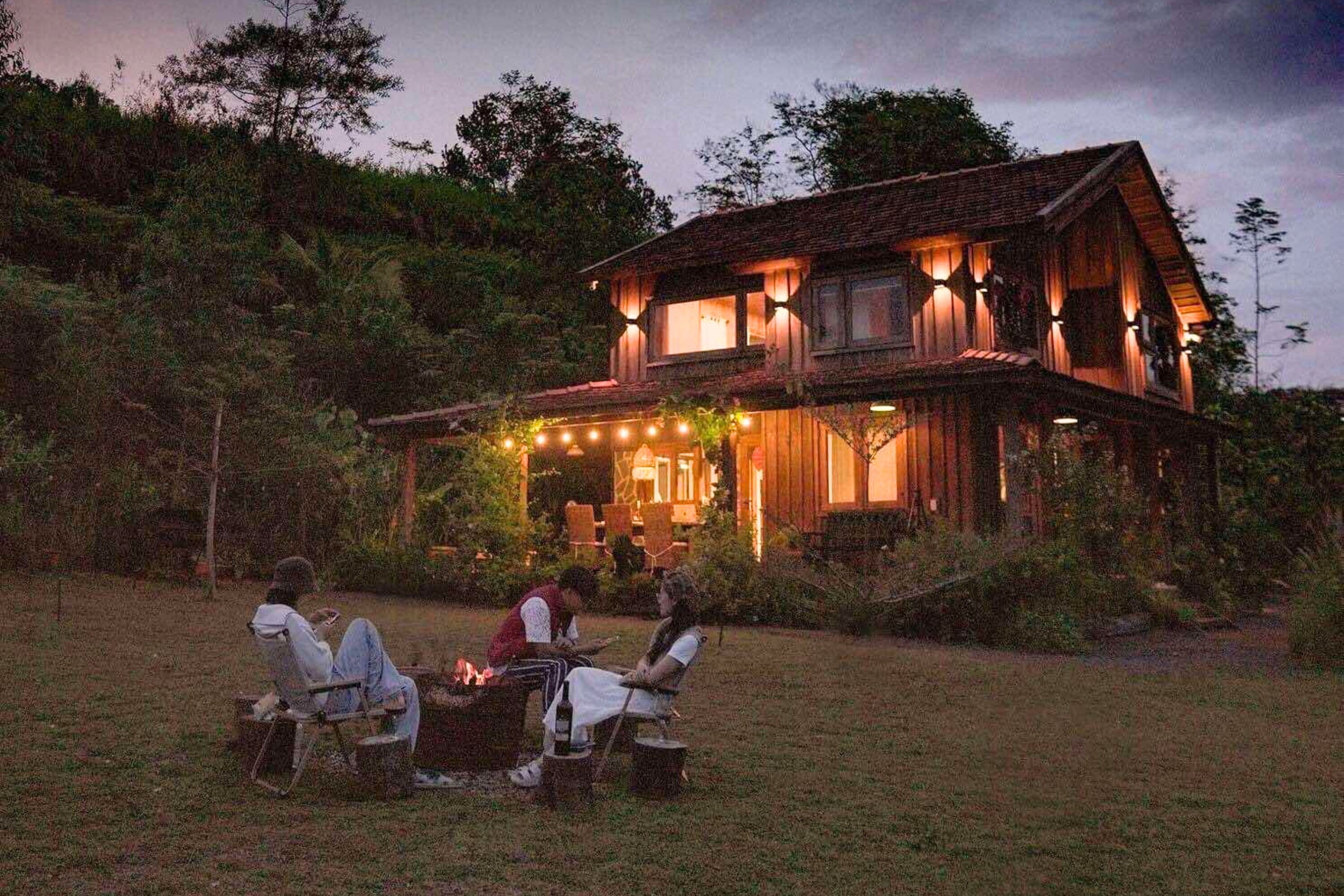 Cặp vợ chồng trẻ xây nhà gỗ rộng 1.000m2 trên cao nguyên Bảo Lộc, vừa đẹp vừa thơ mộng, không gian cực chữa lành - 11