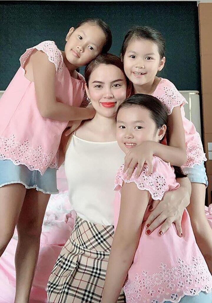 Sinh cho chồng đại gia liên tiếp 3 con gái, hoa hậu Trà Vinh đặt tên các con giống hệt nhau rất hay - 2