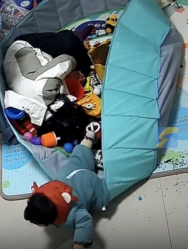 Thấy mẹ ngất xỉu, bé trai 15 tháng tuổi liền có hành động khiến tất cả vỗ tay khen ngợi - 5
