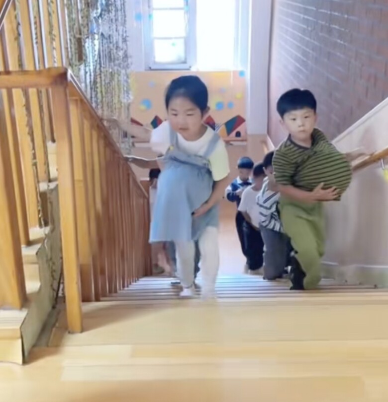 Trường mẫu giáo gây xôn xao khi cho 300 học sinh trải nghiệm amp;#34;mang bầuamp;#34;, nhìn các bé khệ nệ bê bụng ăn, ngủ mà thương - 2