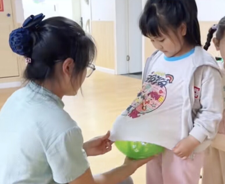Trường mẫu giáo gây xôn xao khi cho 300 học sinh trải nghiệm amp;#34;mang bầuamp;#34;, nhìn các bé khệ nệ bê bụng ăn, ngủ mà thương - 1