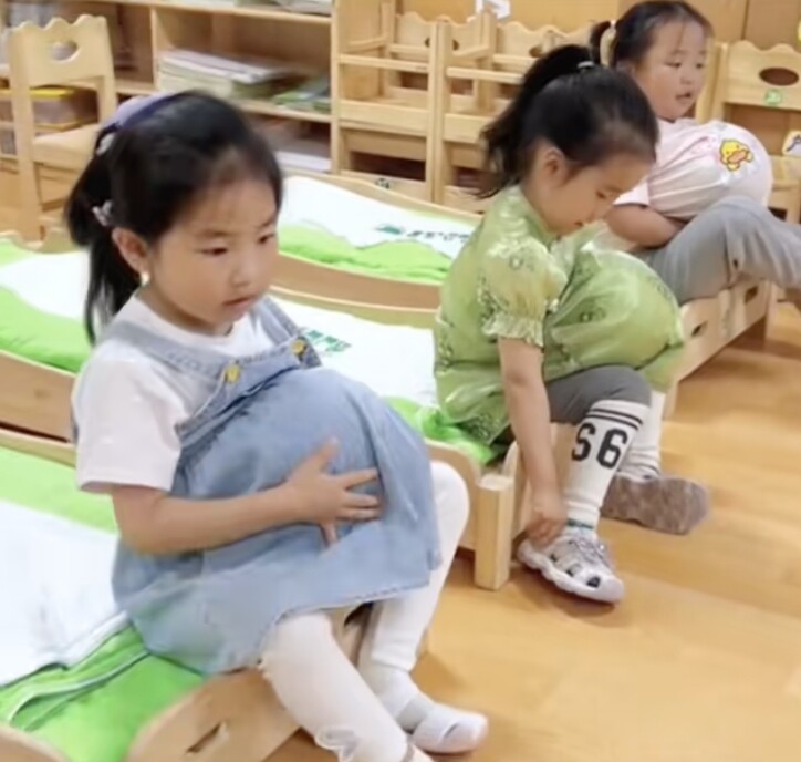 Trường mẫu giáo gây xôn xao khi cho 300 học sinh trải nghiệm amp;#34;mang bầuamp;#34;, nhìn các bé khệ nệ bê bụng ăn, ngủ mà thương - 4