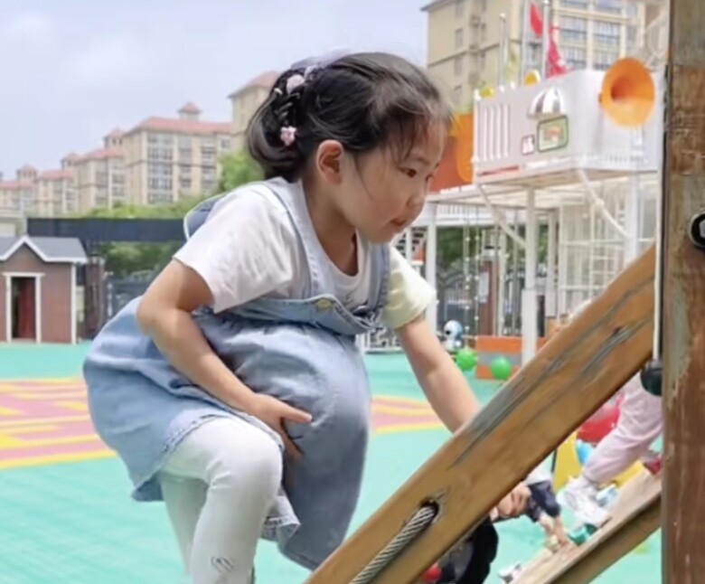Trường mẫu giáo gây xôn xao khi cho 300 học sinh trải nghiệm amp;#34;mang bầuamp;#34;, nhìn các bé khệ nệ bê bụng ăn, ngủ mà thương - 5