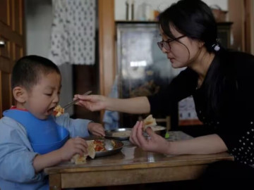 Con 8 tuổi liên tục phát ra âm thanh kỳ lạ, mẹ đưa đi khám thì gục ngã khi bác sĩ kết luận mắc hội chứng Tourette