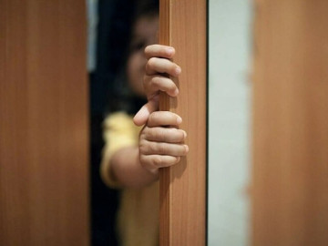 Vợ chồng em gái lên chơi ở qua đêm, 1 giờ sáng con khóc lớn gọi mẹ