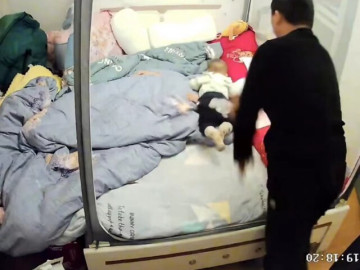 Mẹ bỉm chăm con nhỏ đến mức mệt nằm liệt giường, thái độ của người chồng qua đoạn camera khiến dân mạng phẫn nộ