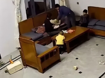 Bé gái 3 tuổi bị ông bà nội đánh liên tiếp, mẹ bất lực còn bố thờ ơ