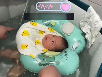 Khoảnh khắc 1 giây trước thảm hoạ, bé 2 tháng tuổi xinh như thiên thần gặp nạn với phao bơi đỡ cổ