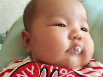 Con 2 tháng tuổi thường xuyên thổi bong bóng, mẹ tưởng hành động dễ thương nhưng bác sĩ bắt nhập viện ngay lập tức