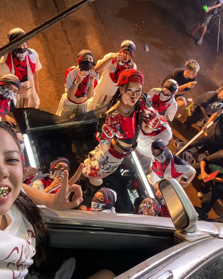 Cô nàng hiện là một trong những thành viên của nhóm nhảy Last Fire Crew. 