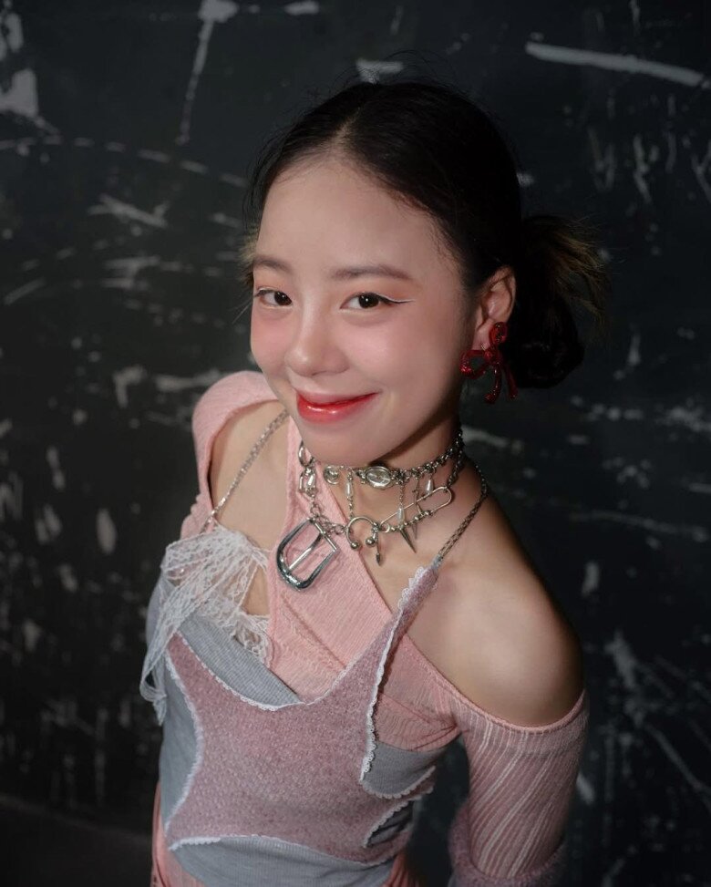 Minga - gái xinh 2K5 hot nhất MXH những giờ qua: Nhan sắc chuẩn gái Hàn, gout ăn mặc sành khỏi bàn - 9