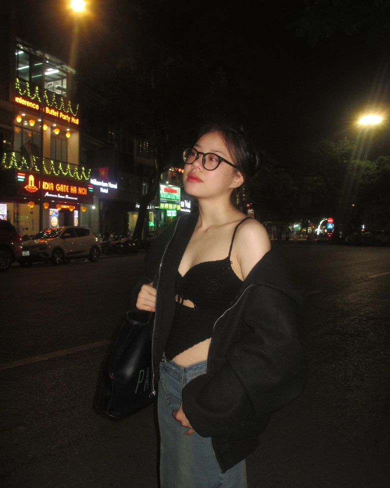 Áo bomber oversize, mang lại vẻ cool ngầu, bụi bặm, thường phối cùng crop top ôm sát hoặc bra top thể thao, vừa gợi cảm nhẹ nhàng vừa khoe trọn vòng eo săn chắc.