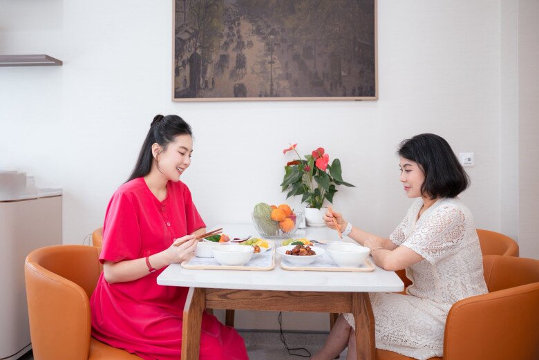 Nước cam cung cấp năng lượng và vitamin cần thiết để mẹ bỉm hồi phục sau sinh, trong khi lịch ăn trước 19h tạo khoảng thời gian dài để cơ thể tiêu hóa và nghỉ ngơi. Điều này giúp giảm áp lực lên hệ tiêu hóa, tránh tích tụ mỡ thừa, và duy trì cân nặng ổn định.